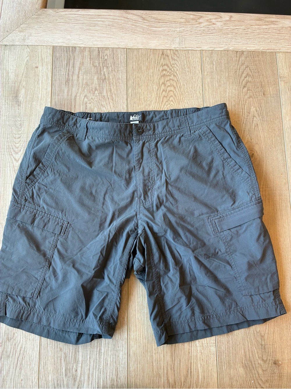 REI Men’s Charcoal Grey Cargo Shorts Nylon size 36 Gorpcore Outdoors Active